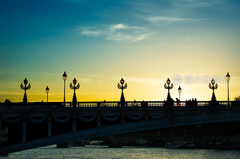 Pont Alexandre III桥剪影